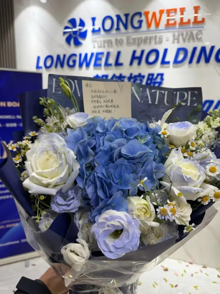 LONGWELL 品牌墙前摆放蓝白色鲜花花束，花束中夹有手写卡片